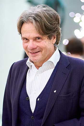 Dr. Carsten Krohn (Leiter &bdquo;Zentrum f&uuml;r schwerbrandverletzte Kinder&ldquo;), Luca Berthold beim 26. Advents- Benefizkonzert im Cuvill&eacute;s Theater am 13. Dezember 2021 (&copy;Foto: Jens Hartmann/BMW )